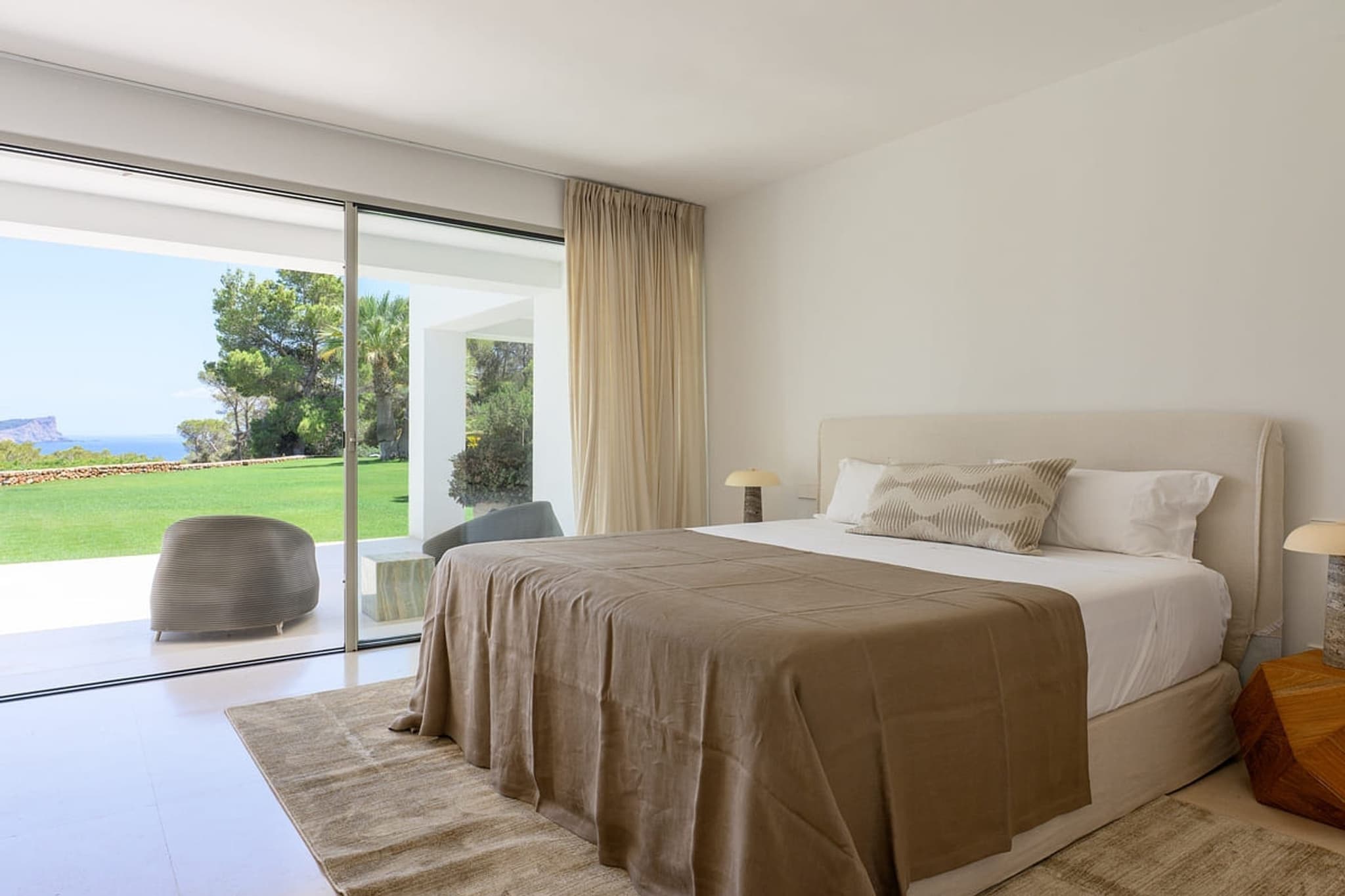 A bedroom lounge facing the sea