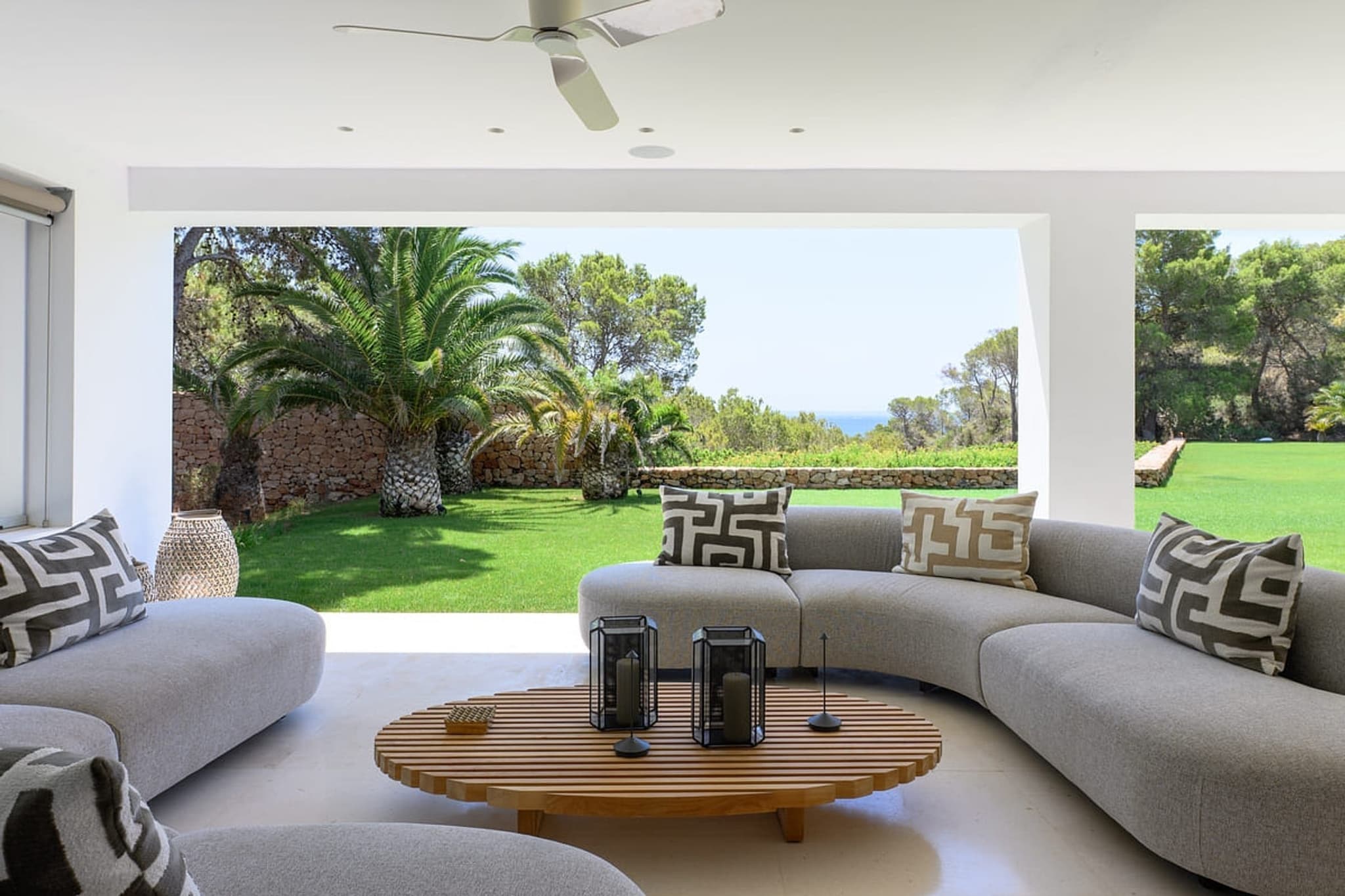 The covered terrace and its curved sofa