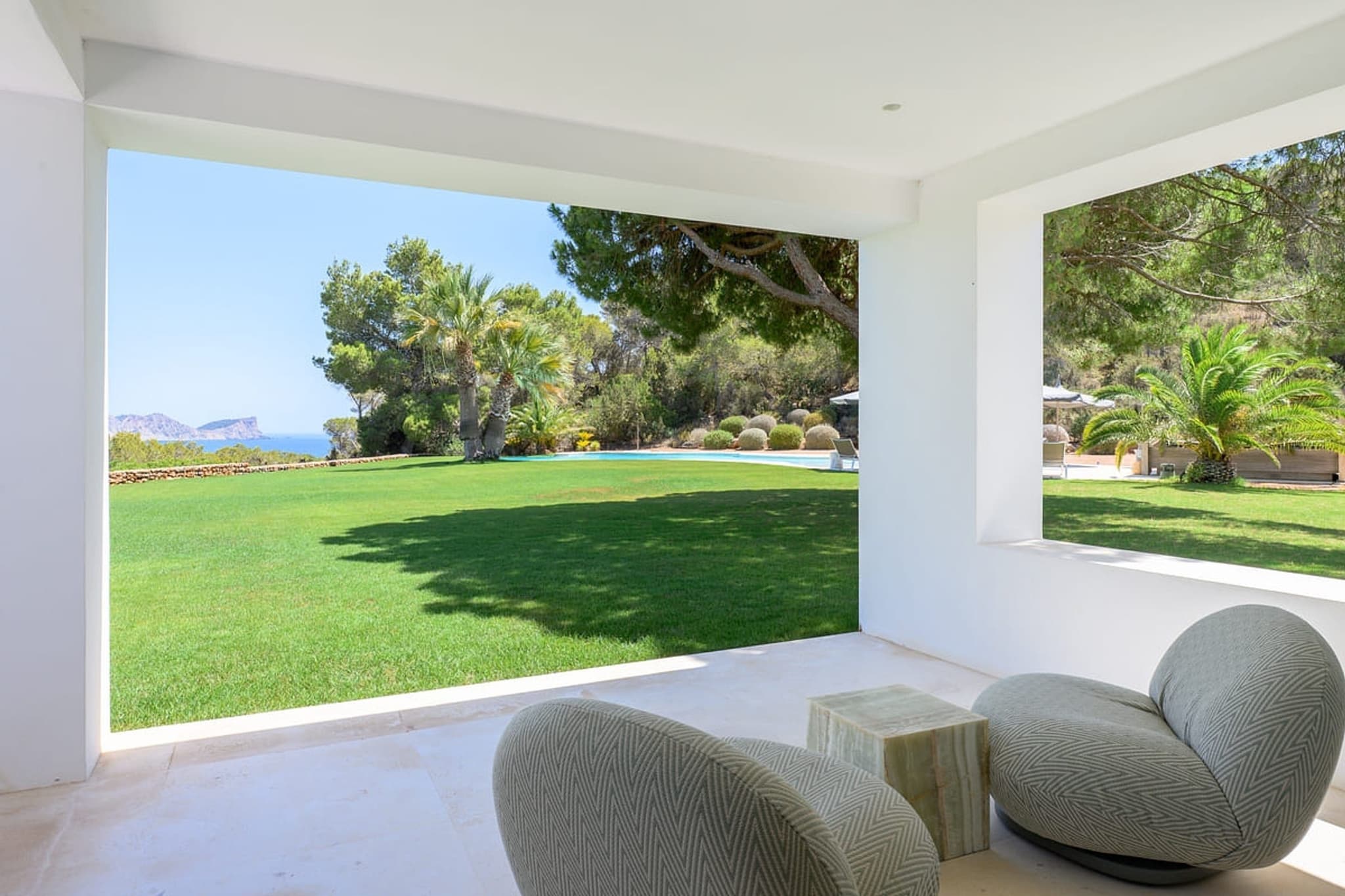 Chairs on the covered terrace, the sea in front
