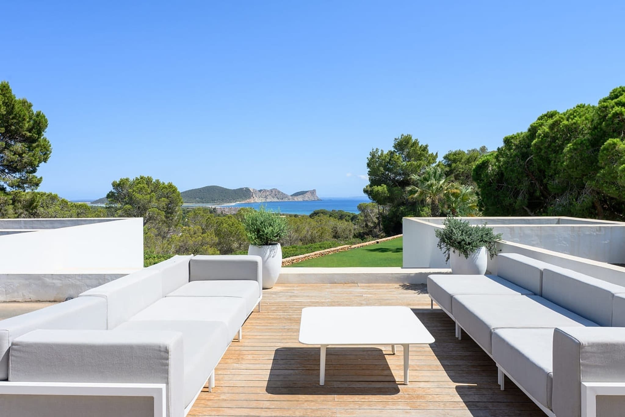 The rooftop terrace, the sea in front of it