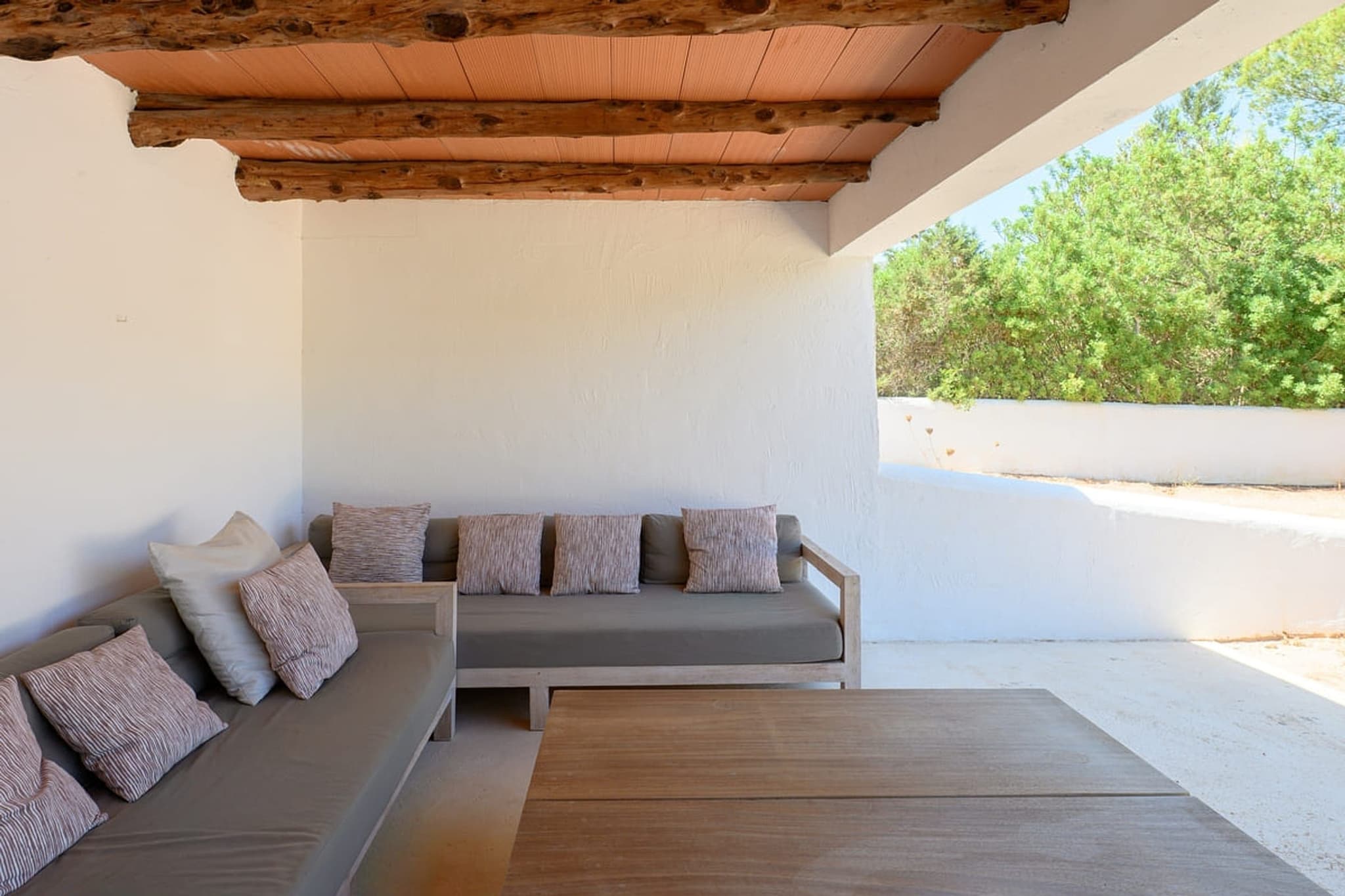 The terrace under its wood beams