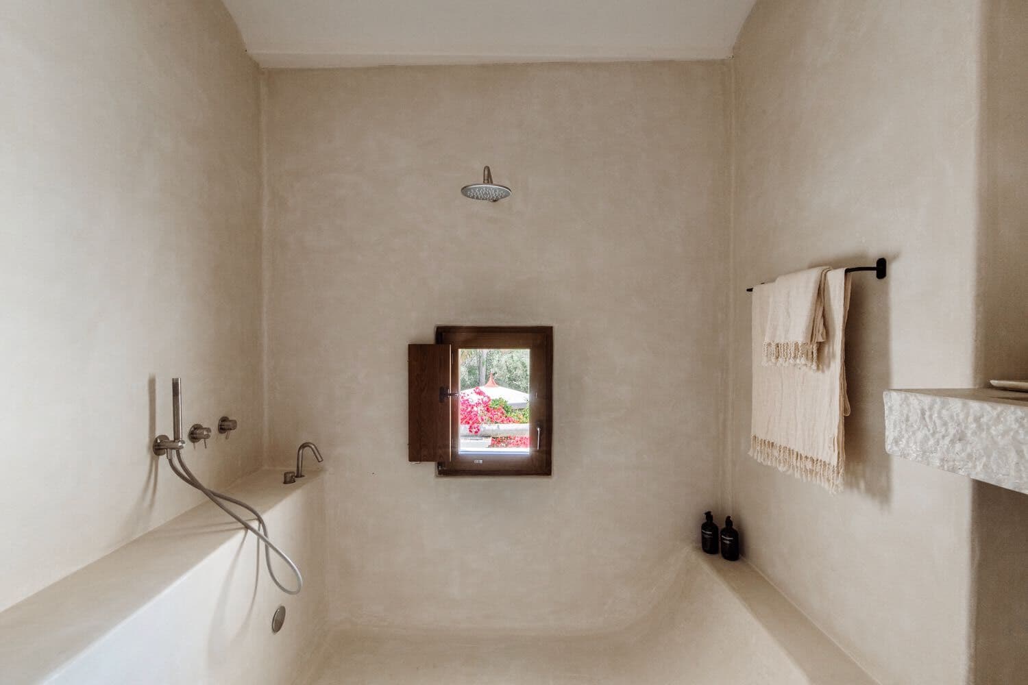 The microcement wetroom and its rain shower
